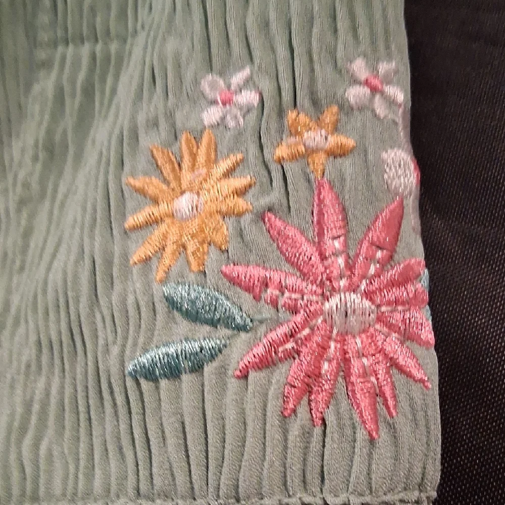 Floral Top and Green Pants Set - Picture 7 of 7